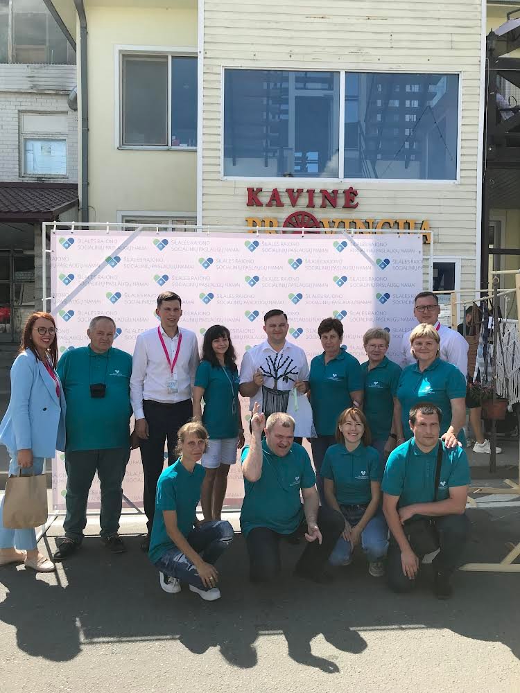 Visi dalyviai su pirkėjais ir svečiais