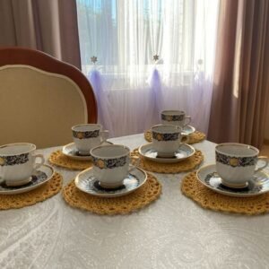 geltoni padėkliukai ant stalo